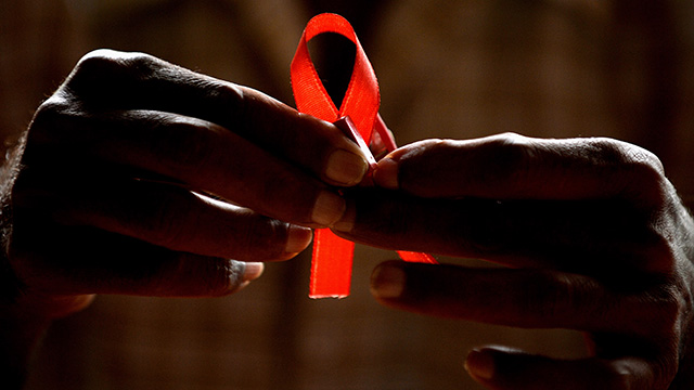 lazo-rojo-dia-lucha-sida-vih-AFP
