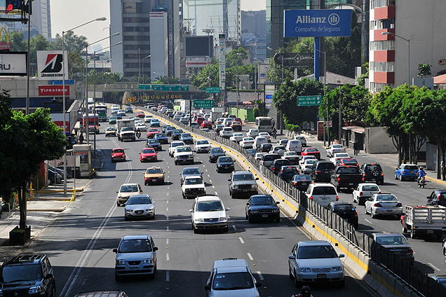 La seguridad de los vehículos es un factor fundamental para prevenir los accidentes de tránsito y reducir la probabilidad de traumatismos graves en caso de que se produzca un accidente. El Foro Mundial para la Armonización de la Reglamentación sobre Vehículos de las Naciones Unidas es el principal organismo a nivel mundial encargado de formular las normas internacionales sobre los vehículos motorizados. Entre las normas más importantes de seguridad de los vehículos que se promueven en el Foro Mundial se incluyen siete reglamentaciones que ayudan a garantizar la seguridad. No obstante, hasta ahora solo las han adoptado en su totalidad 40 países, de los que 35 son de ingresos altos.