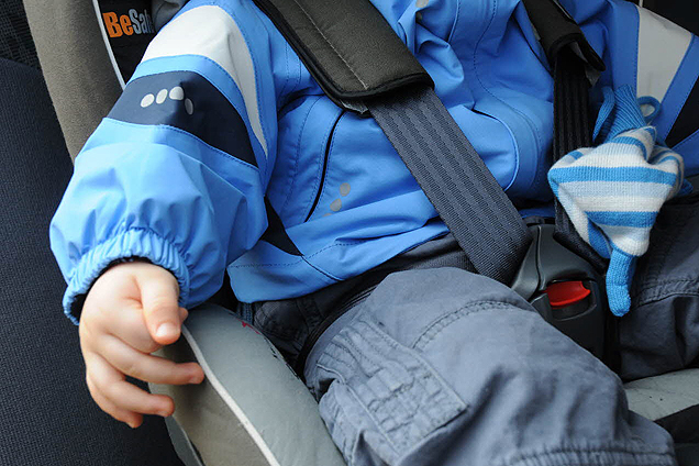 La utilización de dispositivos de retención para niños reduce el riesgo de traumatismos graves hasta un 80%, a diferencia de lo que ocurre cuando solo se los protege con cinturones de seguridad. Además, hay un 77% menos de probabilidades de que los niños que viajan en sillas de seguridad se lesionen durante un accidente, en comparación con los niños que no llevan ningún tipo de protección. Solo 53 países, que representan el 17% de la población mundial, tienen leyes sobre el uso de dispositivos de retención para niños que están en consonancia con las mejores prácticas. Dichas leyes prohíben ubicar a los niños en el asiento delantero y exigen que los dispositivos de retención para niños sean apropiados para su edad, altura y peso.