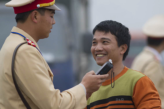 Conducir bajo los efectos del alcohol con una concentración de alcohol en sangre (CAS) mayor a 0,05 g/dl aumenta el riesgo de sufrir un accidente de forma significativa. La OMS recomienda una CAS igual o inferior a 0,05 g/dl para la población general, y un límite igual o inferior a 0,02 g/dl para los conductores jóvenes y nóveles. Solo 34 países, que representan el 29% de la población mundial, tienen leyes nacionales sobre la conducción bajo los efectos del alcohol en consonancia con las mejores prácticas.