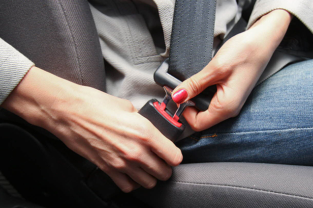 Usar el cinturón de seguridad puede conllevar una reducción del 45% al 50% del número de traumatismos mortales y no mortales entre los ocupantes de los asientos delanteros, y del 25% al 75% entre los ocupantes de los asientos traseros. En 105 países, que representan el 67% de la población mundial, hay leyes que regulan el uso de los cinturones de seguridad, tanto para los ocupantes de los asientos delanteros como traseros, de conformidad con las mejores prácticas.