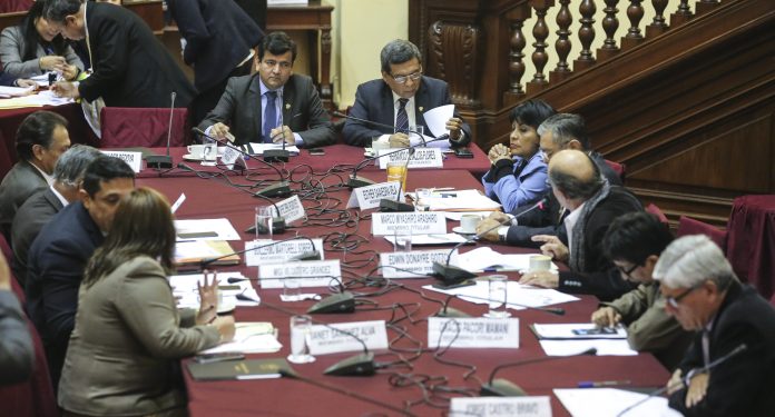 Por unanimidad, la Comisión de Fiscalización, que preside el legislador Luis López, aprueba pedir la priorización de la Moción 6003, la cual plantea que se les otorgue facultades de comisión investigadora, por un plazo de 120 días hábiles, para investigar presuntas irregularidades en el Hospital Nacional Edgardo Rebagliati Martins y demás redes hospitalarias de EsSalud.