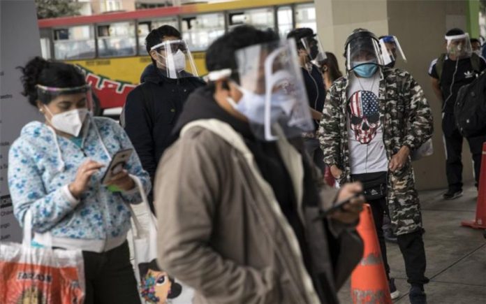 coronavirus-peru-lima-1595810777866 Personas con mascarillas por el coronavirus en Lima, Perú. / AP
