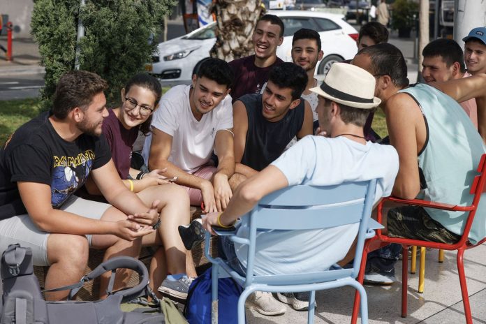 os israelíes, aliviados, salen a la calle sin mascarilla anticovid - Foto: EFE