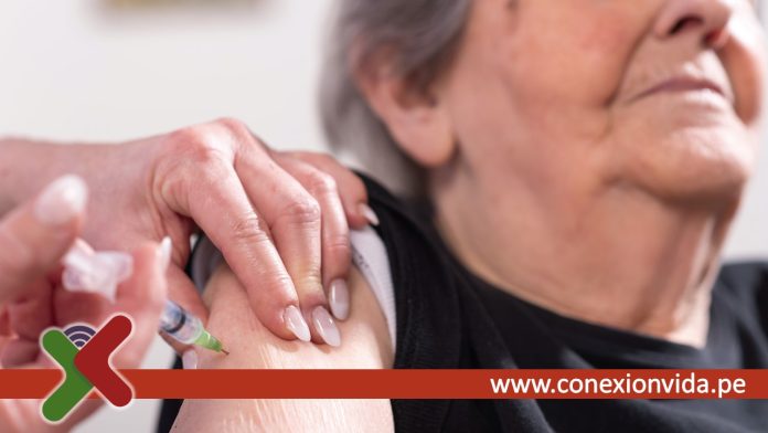 Exigirán tercera dosis a mayores de 50 años en espacios cerrados Exigirán tercera dosis a mayores de 50 años en espacios cerrados