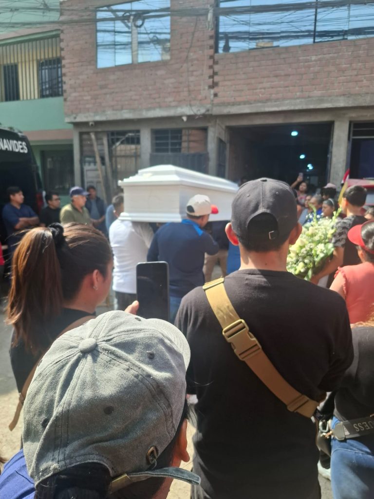 Entierro de Clementina, en la puerta de su casa en San Juan de Lurigancho. (Foto: Cortesía de la familia)
